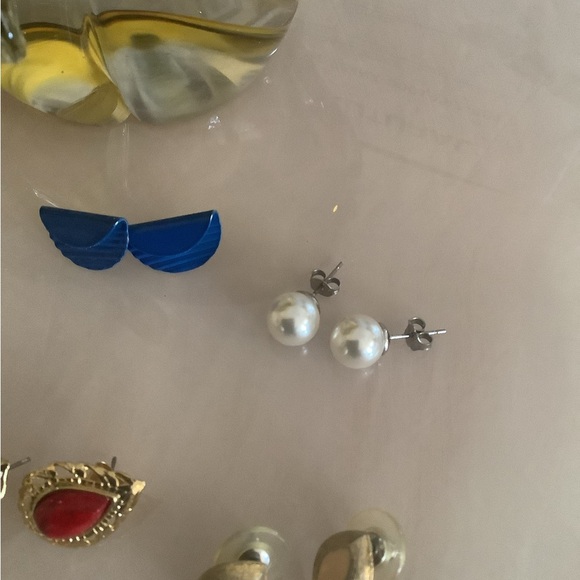 Earring bundle 4 pair red gold blue gold pearl all studded all have backs - Picture 8 of 8